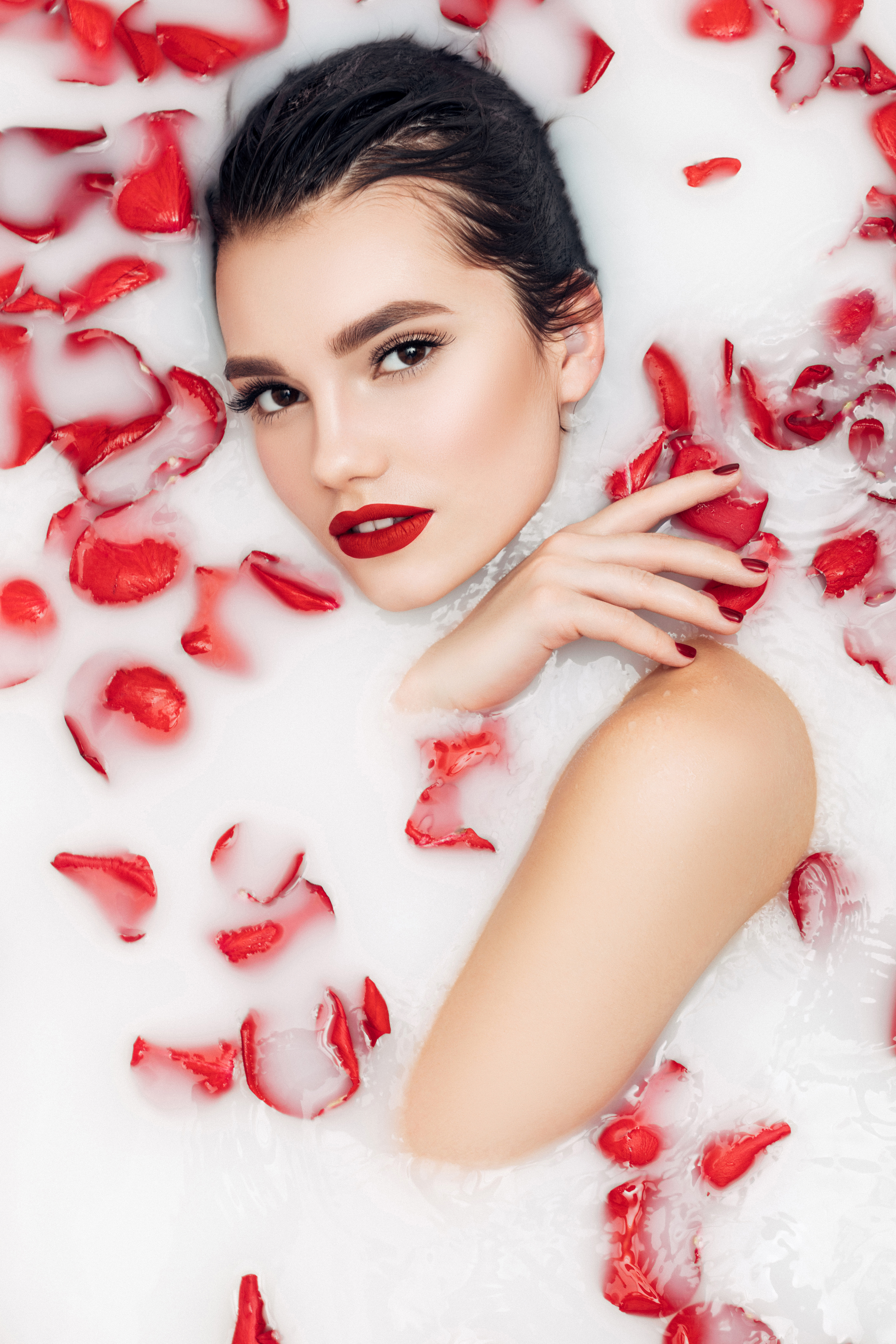 Фото в ванне с молоком и розами