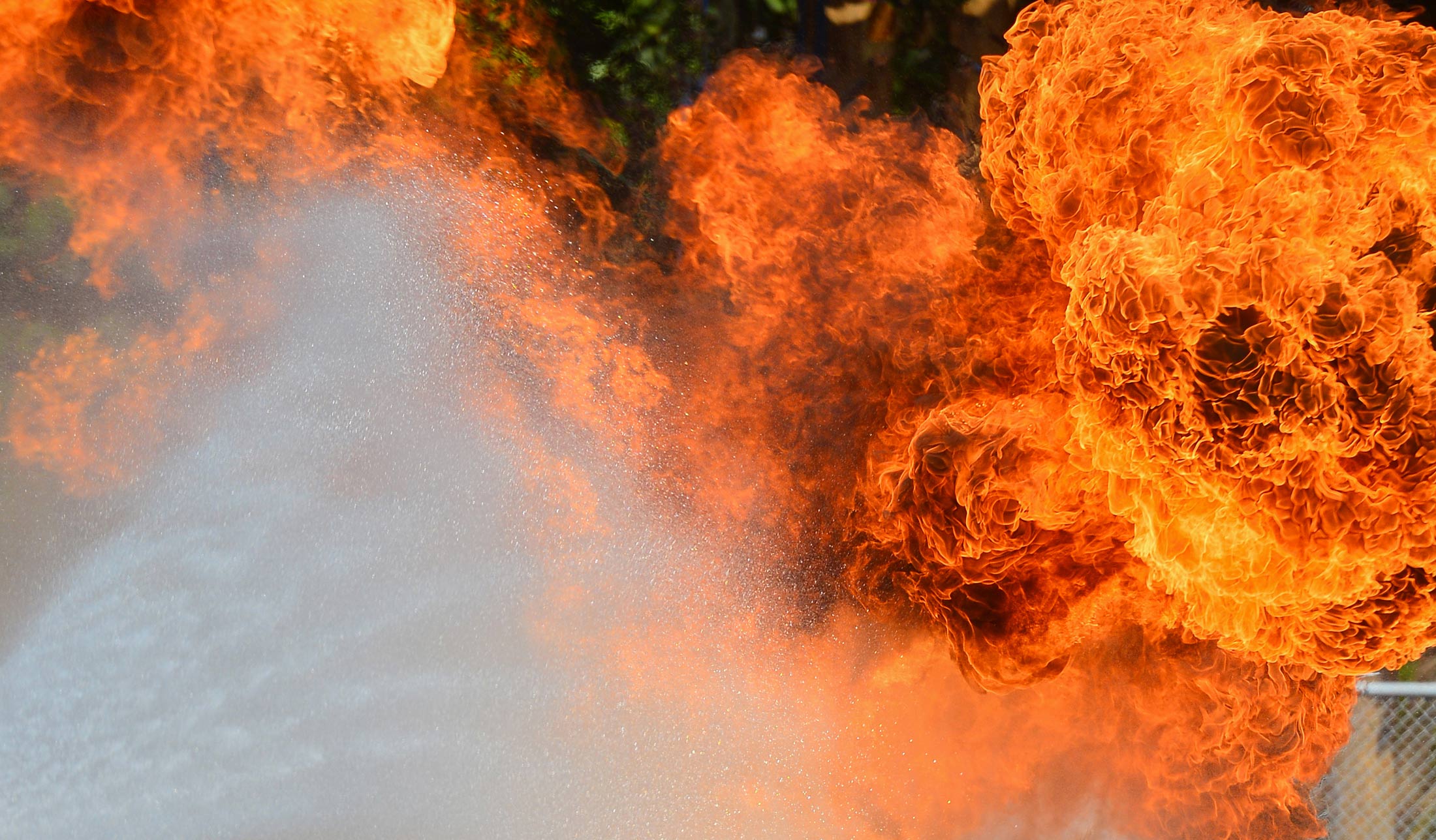 Óriási robbanás, pusztító tűz Markazon - egy ember maghalt, az épület megsemmisült – fotók