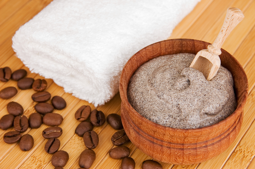 Kawowy peeling do ciała - jeden z najbardziej lubianych i popularnych domowych kosmetyków. Stosowany regularnie widocznie ujędrnia i wygładza skórę. Aromatyczna kawa pobudzi również wszystkie nasze zmysły jeśli przy przygotowywaniu peelingu zaparzymy dla siebie poranny kubek tego pysznego napoju.