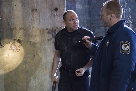 PRISON BREAK: Bellick (Wade Williams, L) find evidence of the escapees in the PRISON BREAK season finale episode