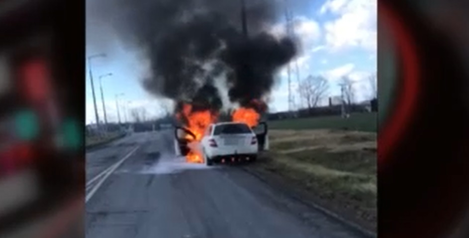 Videón, ahogy porrá ég egy család autója az M86-os úton, az apa eredetileg egy benzinkútra igyekezett