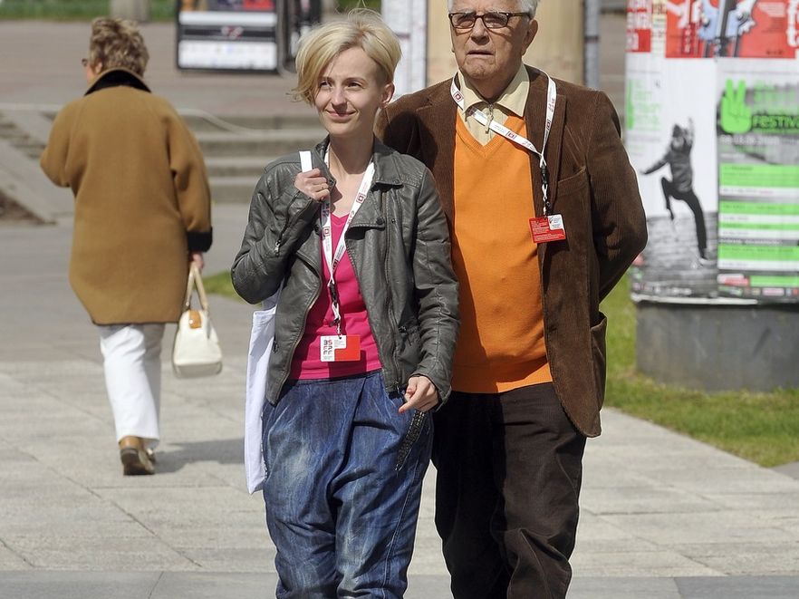 Kolejna zmiana fryzury: odważnie, krótko, asymetrycznie. Strój: na bieżąco z modowy nowinkami.