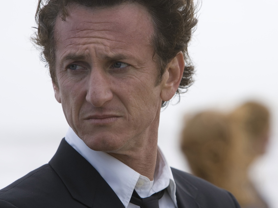Sean Penn kopnął fotografa, który chciał mu zrobić zdjęcie z kieliszkiem, w krocze!