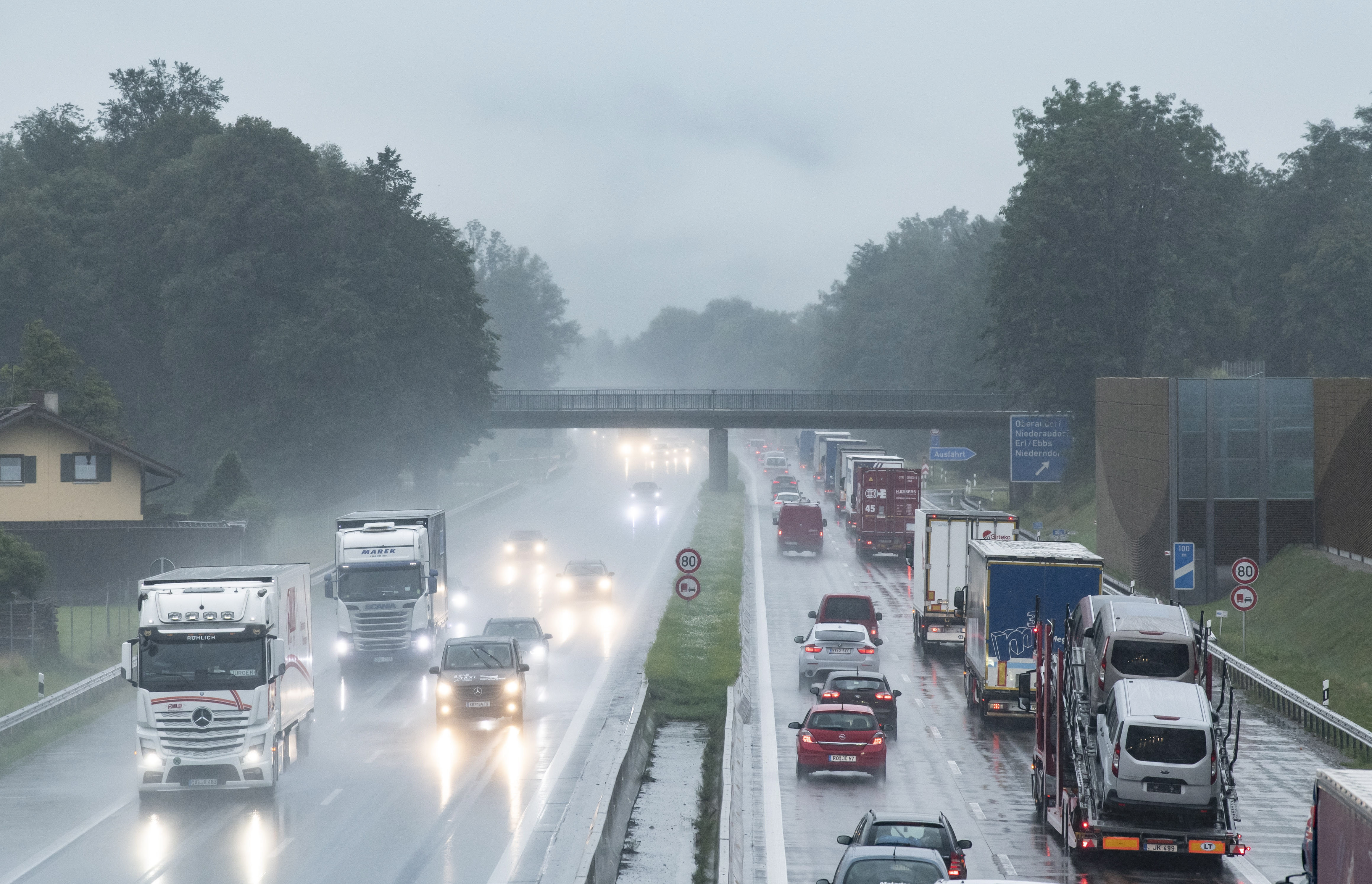 Horrorbaleset: izomautóval száguldozó fiatalok haltak meg az úton