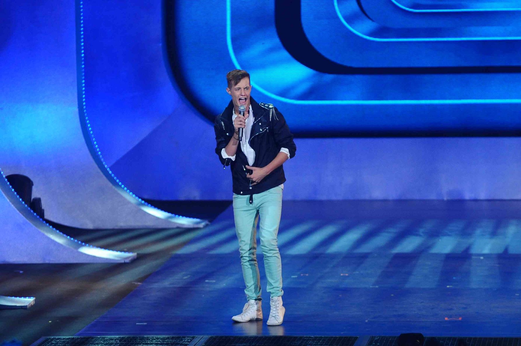 Tomek Mrozek ma 18 lat , pochodzi z Radzionkowa i ma ciekawą barwę głosu z lekką chrypką. Jurorzy byli przekonani o jego wyjątkowości, dając mu 4 X TAK i przepustkę do półfinałów, ale za Tomkiem stała też murem żeńska cześć publiczności. „Jesteś stworzony by śpiewać dla dziewczynek” powiedział mu Kora. „Ta twoja nieświadomość, to lekkie nie staranie się, olewka… jest twoim atutem” mówił Adam Sztaba.. Jak powiedziała Kora „widzimy się w półfinale” – i jak widać słowa dotrzymała.