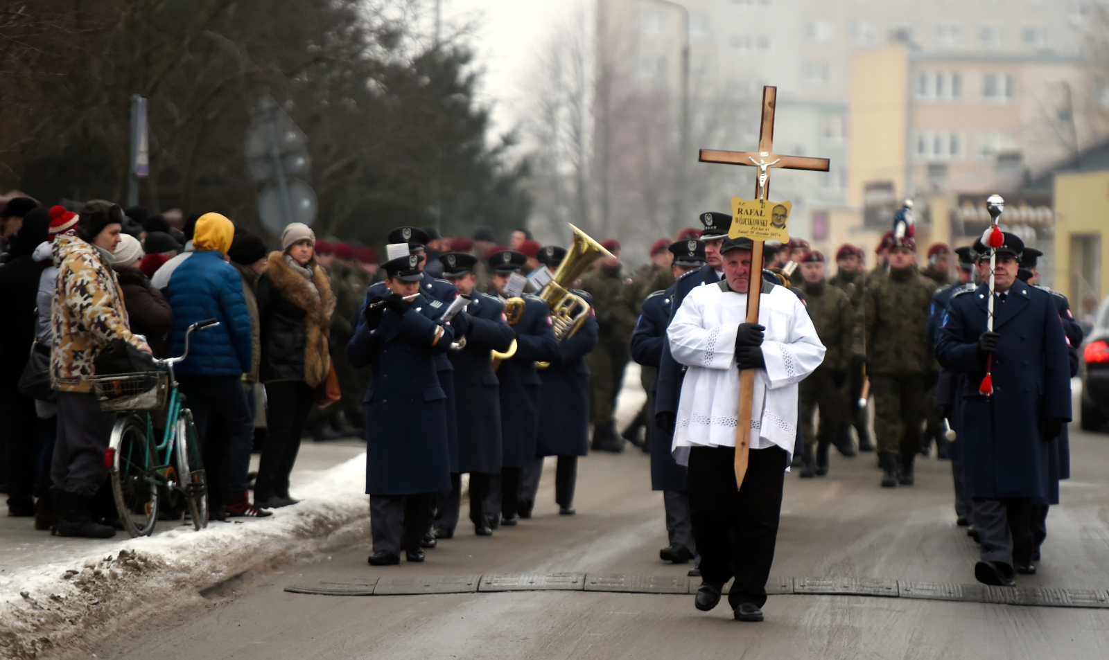 Ze łzami w oczach zmarłego wspominał Paweł Kukiz. - Nie byłeś łatwy Rafałku, bo byłeś dobrym człowiekiem, który bezkompromisowo walczył o dobro, o zasady, o Polskę, o bliźniego. Nie byłeś Rafałku politykiem, bo gdybyś był politykiem ze swoją wiedzą, geniuszem byłbyś w tej całej hierarchii bardzo wysoko – podkreślił. Wicemarszałek Sejmu z Kukiz’15 Stanisław Tyszka dodał, że