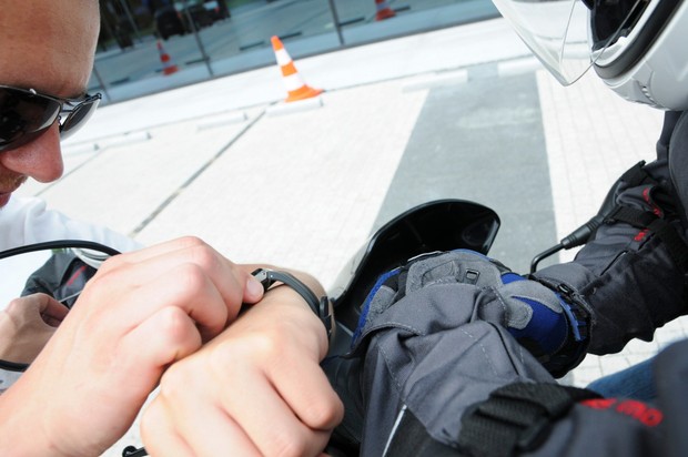Pierwszy przystanek i pierwsze pomiary, Mateusz elektrycznym rowerem dojechał prawie 14 minut później.