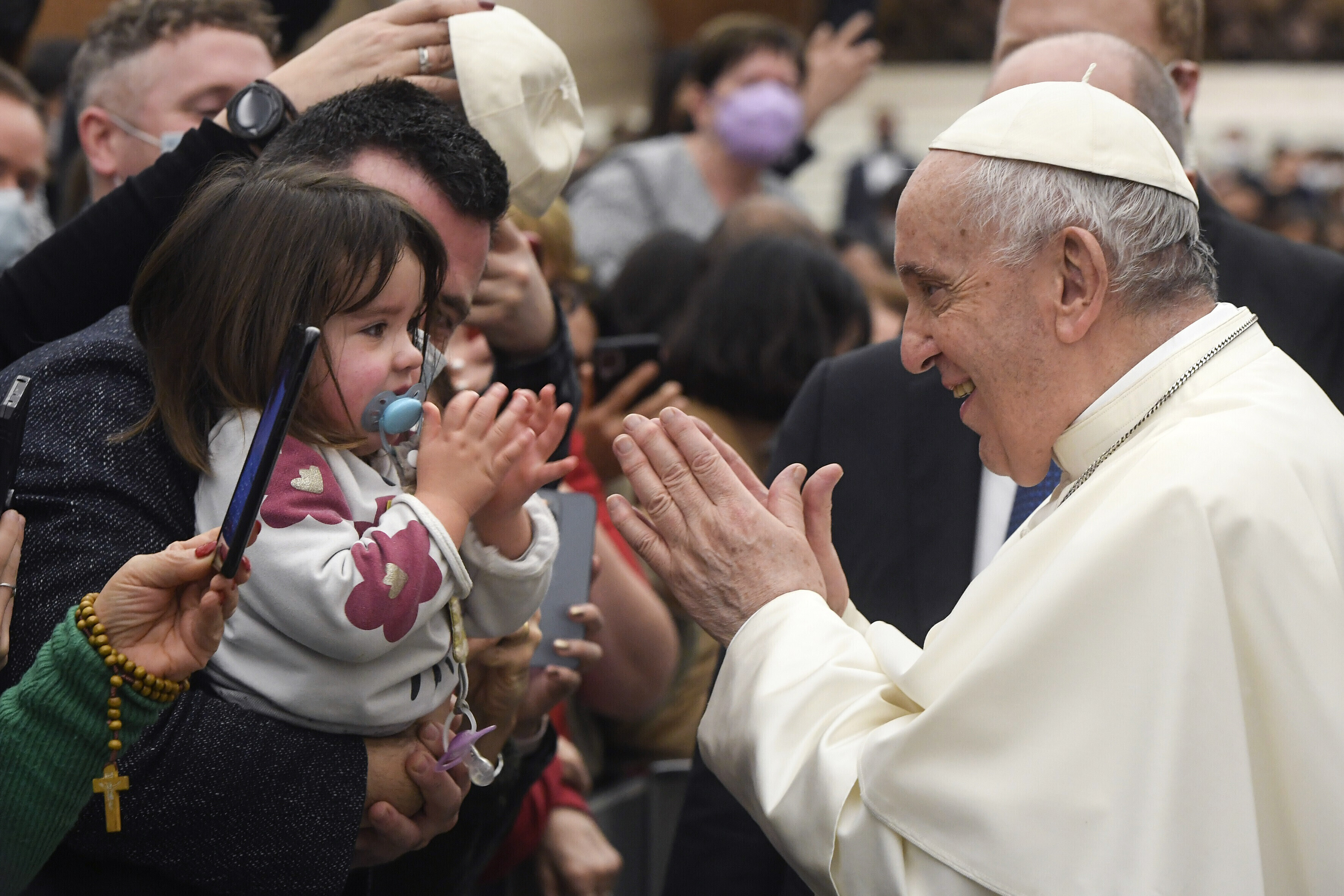 Ferenc pápa: önzők akik kutyát vagy macskát tartanak a gyermekvállalás  helyett - Blikk