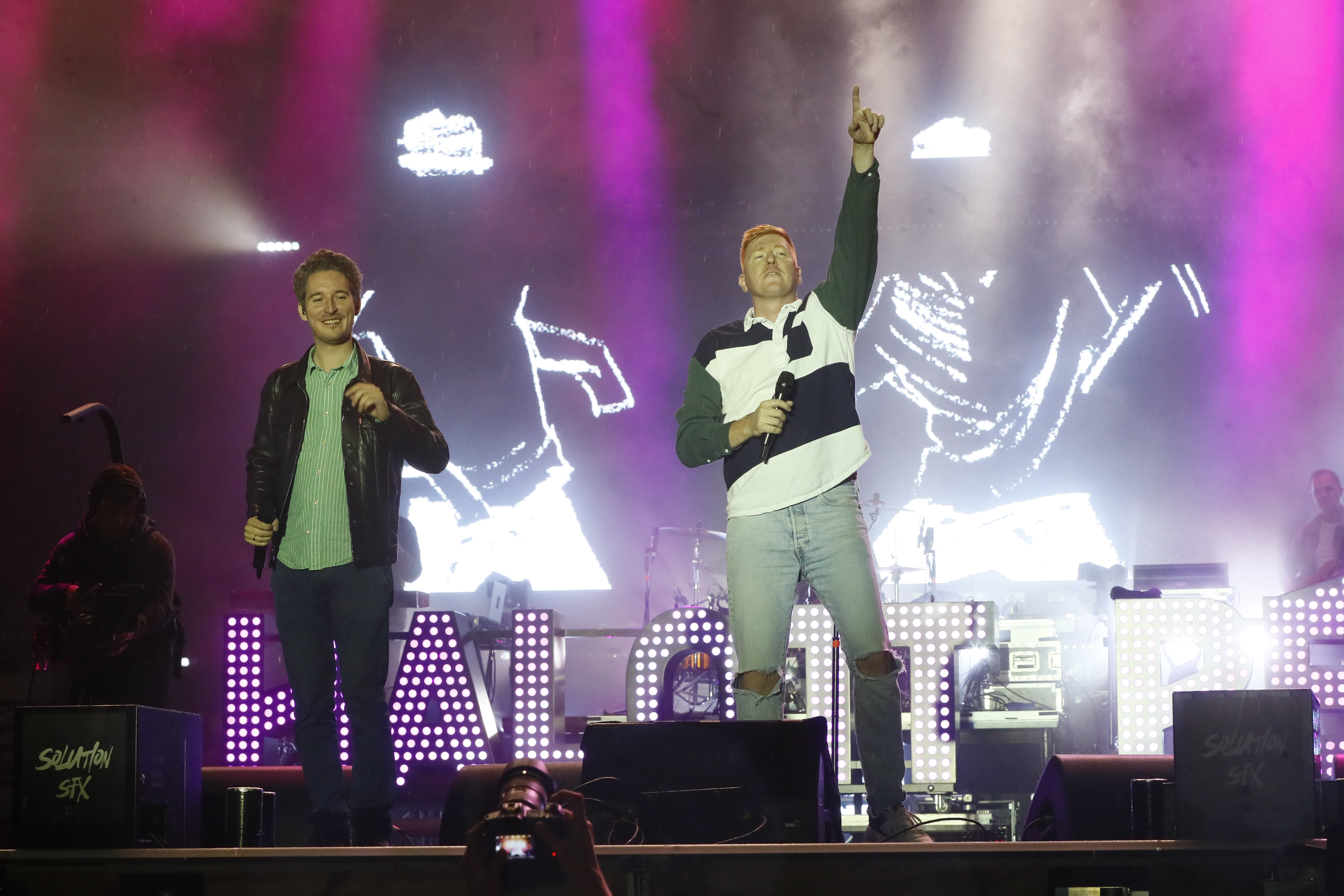 Ezzel a busszal járja az országot a Halott Pénz: fotón a különleges járgány