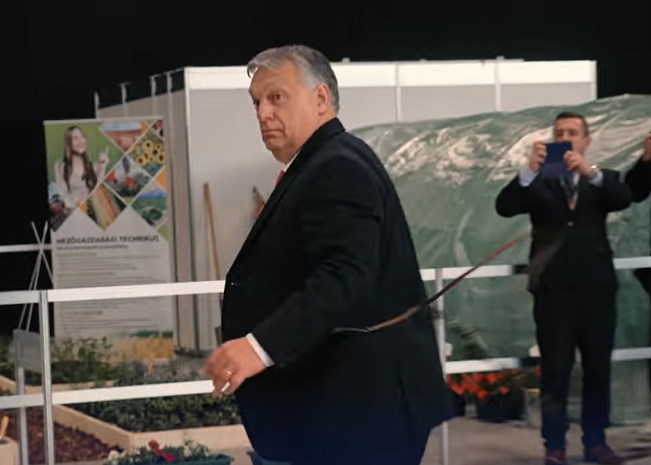 Ezt látnia kell! Orbán Viktor karikásostort csattogtat – videó
