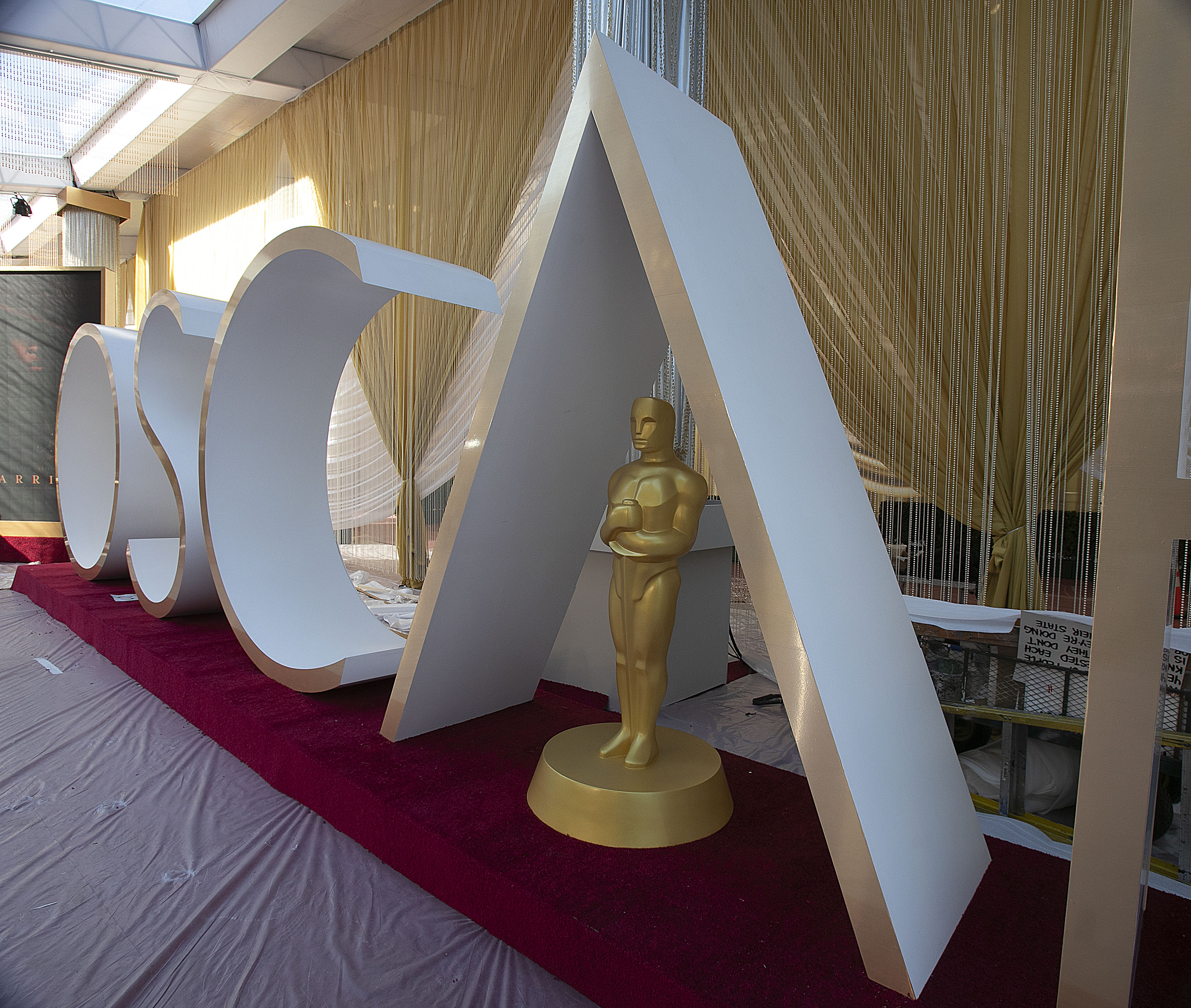 Így jelentek meg a vörös szőnyegen a világsztárok a 2020-as Oscar-gálán -  Blikk