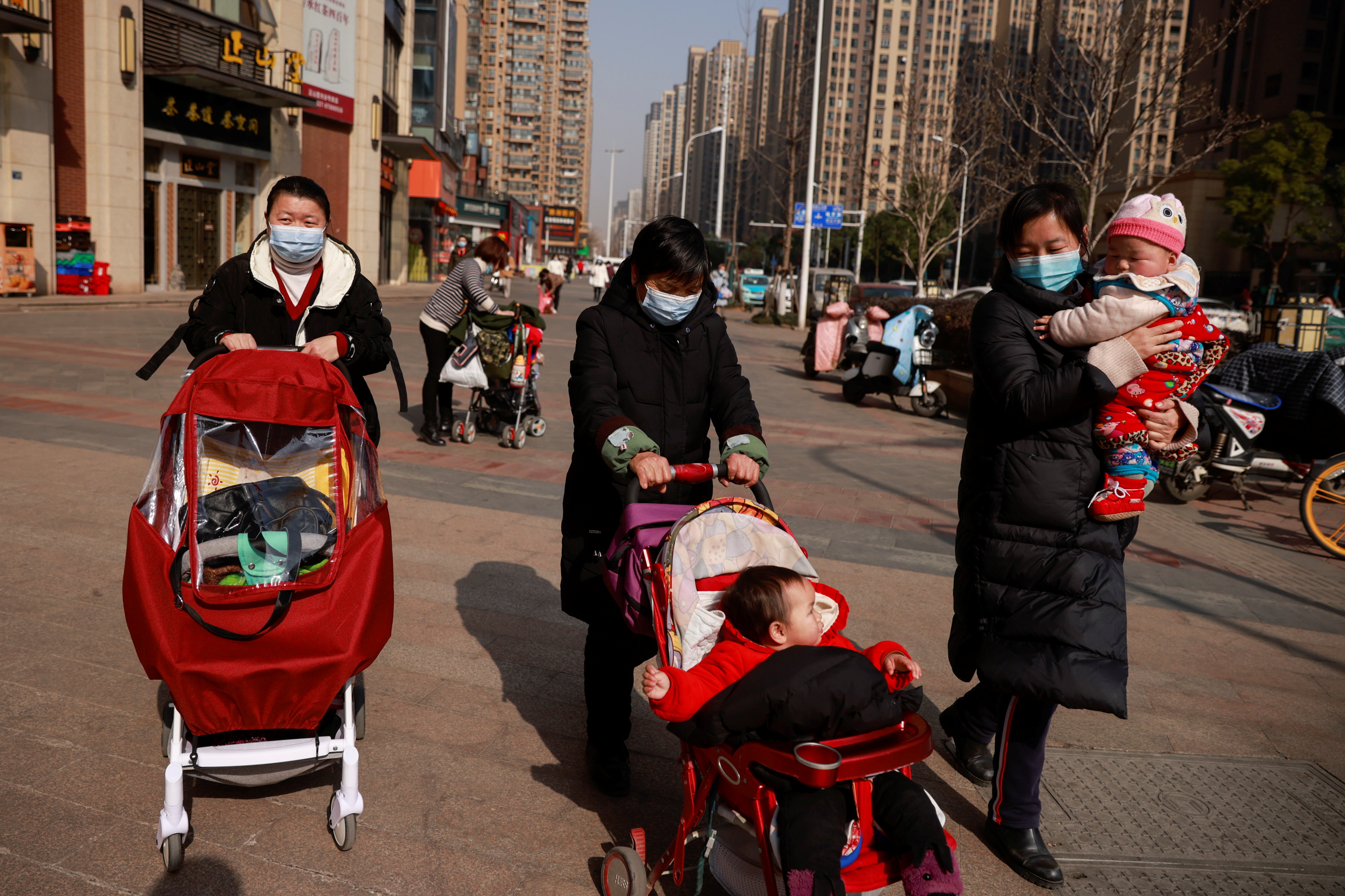 Kobiety spacerujące ze swoimi dziećmi na ulicach Wuhan, stolicy chińskiej prowincji Hubei.