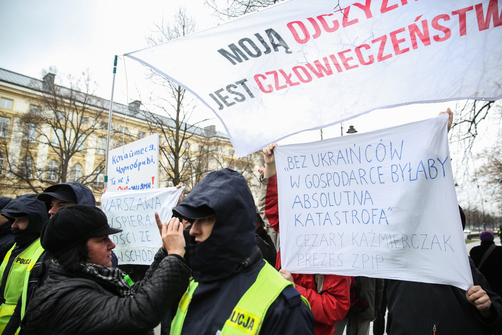 Przed kancelarią premiera zebrała się także kontrmanifestacja; jej uczestnicy skandowali: