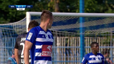 Wisła P. - Lech (0:1): Gospodarze blisko przypadkowego gola. Mocny strzał Warcholaka, rykoszet i piłka nieznacznie mija bramkę Buricia