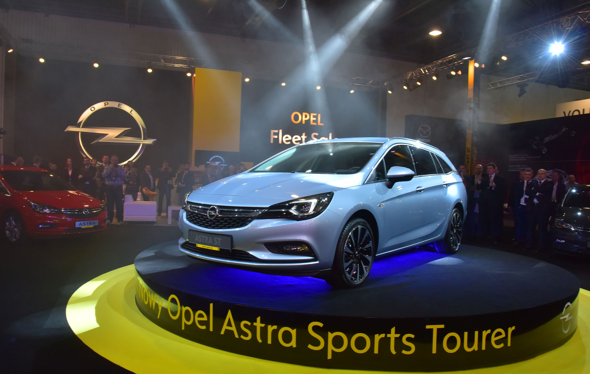 Nowa astra sports tourer w najtańszej wersji essentia z silnikiem benzynowym 1.4/100 KM kosztuje od 63 800 zł. Taki samochód seryjnie jest wyposażony w manualną klimatyzację, radio CD 300 z łączem Bluetooth i portami USB i AUX-in, przednie reflektory halogenowe ze światłami do jazdy dziennej w technologii LED, elektrycznie sterowane, podgrzewane lusterka w kolorze nadwozia oraz centralny zamek. Co na to konkurencja? Najtańsza skoda octavia kombi kosztuje od ponad 65 tys. zł. Volkswagen golf variant - od 67 tys. zł. Ford focus kombi to wydatek 66,7 tys. zł.