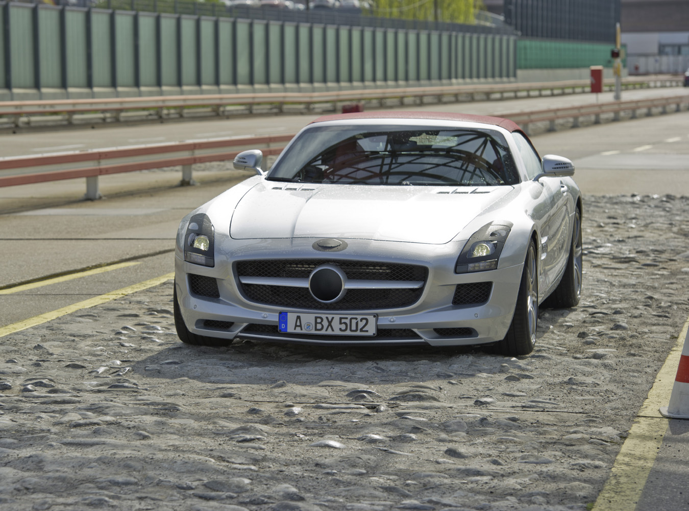 Mercedes ujawnił zdjęcia z testów SLS-a w wersji roadster...