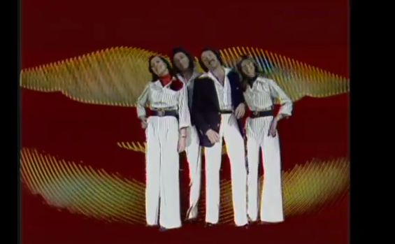 1. Najlepiej sprzedającym się singlem w historii zwycięzców Eurowizji nie była Abba i „Waterloo”. W 1976 bezkonkurencyjnie w konkursie zwyciężyła formacja Brotherhood of Man. „Save Your Kisses For Me” sprzedało się w ponad milionie egzemplarzy. Do dziś w wielu zestawianiach uznawane jest za najładniejszą piosenkę w historii festiwalu. Nic więc dziwnego, że zespół zapraszany jest na gale. I wciąż śpiewa tak, jakby zatrzymał się czas.