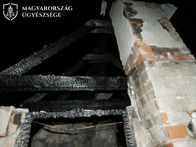 Borzalom: rágyújtotta a családjára a házat egy férfi Tasson