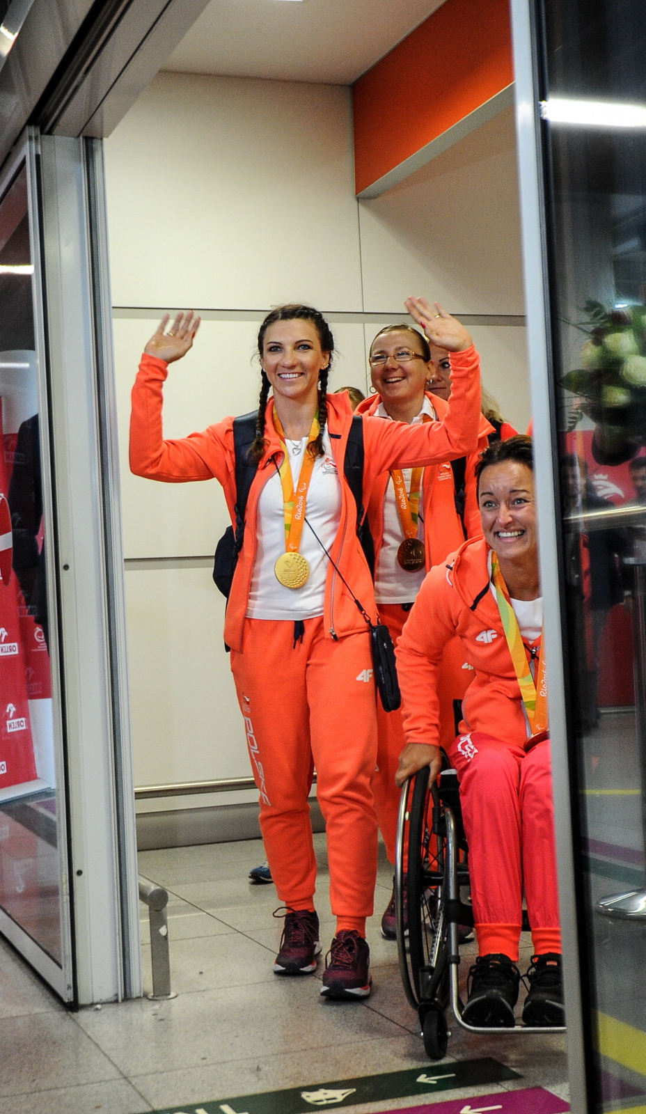 Złote medalistki w kolarstwie szosowym na tandemie: pilotka Aleksandra Tecław (L) i Iwona Podkościelna (C) oraz brązowa medalistka w kajakarstwie Kamila Kubas (P)