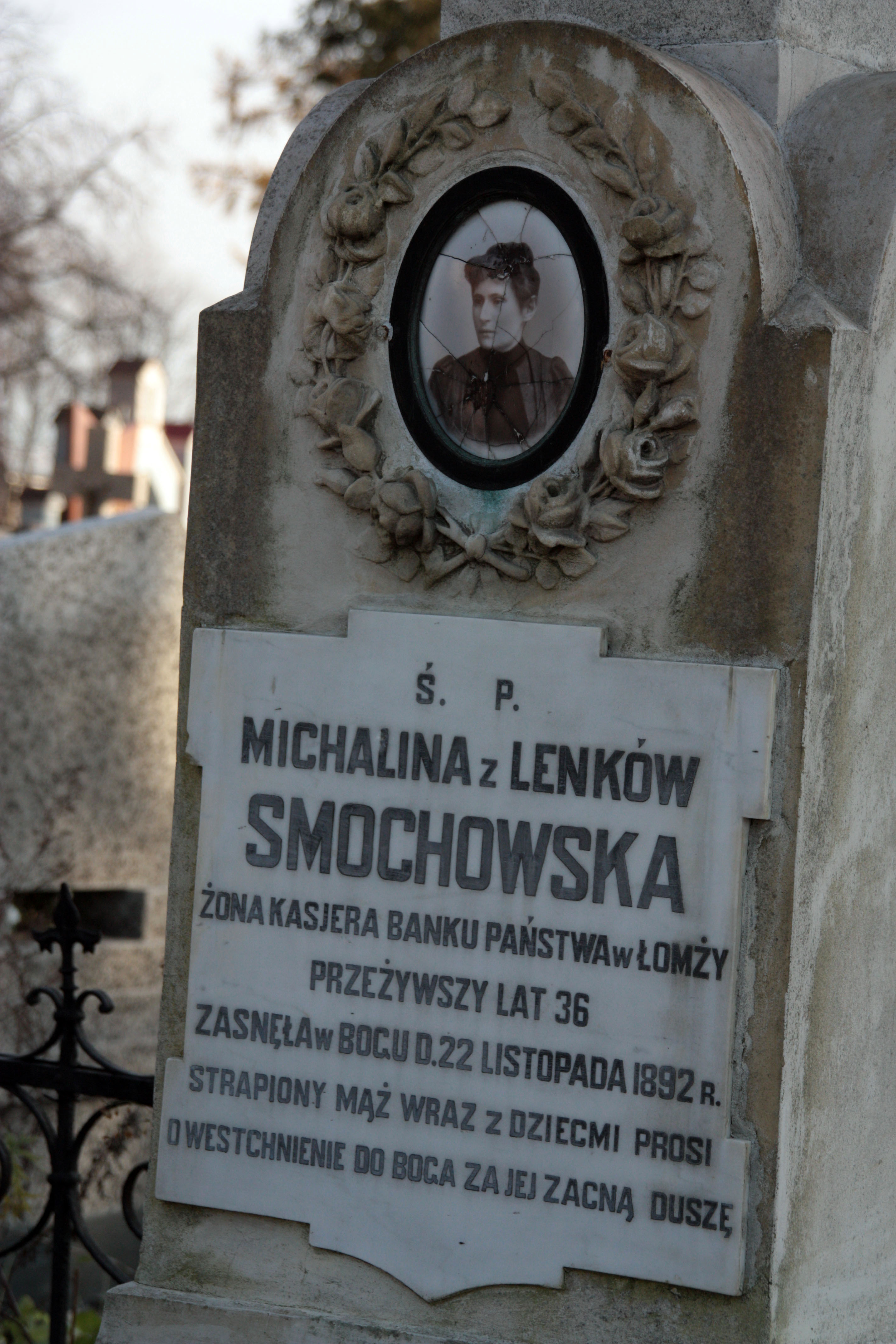 Wśród wielu nagrobków - kamiennych, granitowych, a nawet metalowych - szczególną uwagę zwracają te, które kryją szczątki osób zapisanych nie tylko w historii miasta. Na łomżyńskiej nekropolii spoczywają między innymi Jakub Waga (botanik i autor