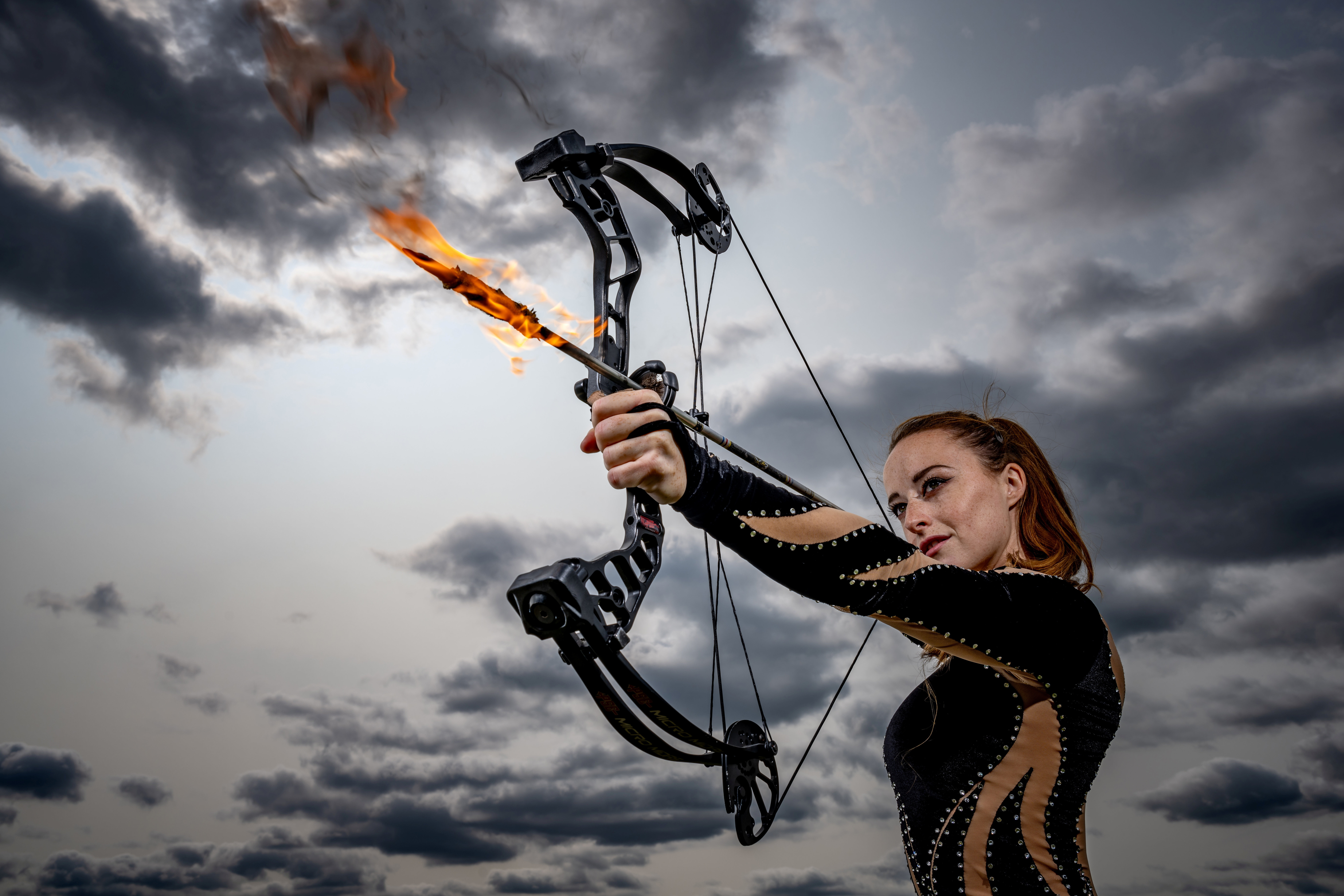 Meghódította a világot a női Robin Hood: a lábával is képes lőni a gyönyörű artista – fotók