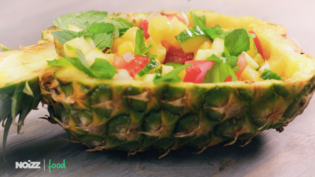 Noizz_food_Ananas_salata_cop_safe