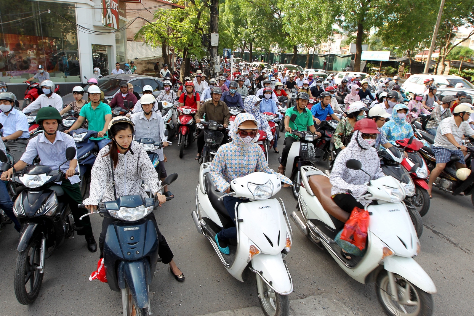 Motocykle i skutery świetnie sprawdzają się w zakorkowanych metropoliach Wietnamu