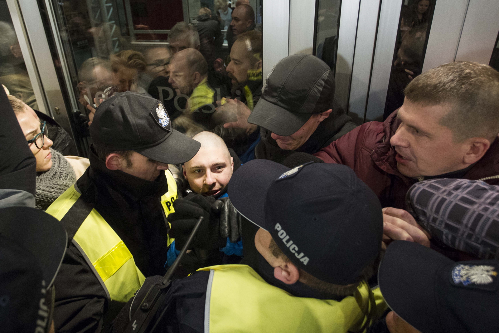 Spektakl wzbudza kontrowersje, bo na scenie wystąpili aktorzy filmów pornograficznych. <BR><BR> Kamil Rynkiewicz z dolnośląskiej policji poinformował, że po protestach przed teatrem 12 osób będzie odpowiadać za nielegalne blokowanie wejścia do budynku i nielegalne zgromadzenie. <BR><BR> Ostatecznie premiera się odbyła. Dyrektor teatru zaapelował do ministra kultury o podanie się do dymisji. Piotr Gliński żądał zniesienia kontrowersyjnej sztuki z afisza.