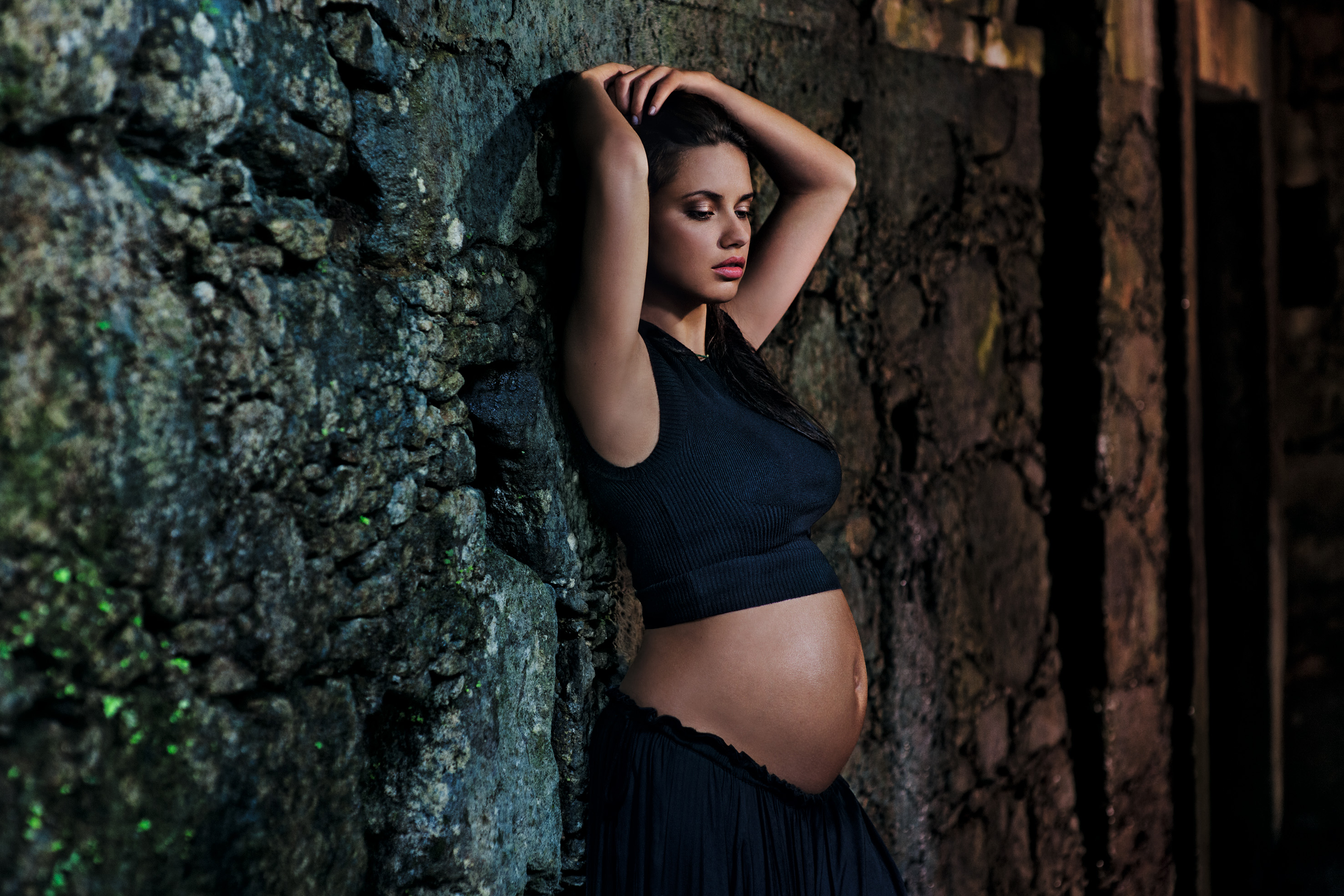 Steve McCurry chce pokazać tym samym nie tylko element estetyczny, ale także wydobyć ich piękno wewnętrzne - co zaskakuje - nie ma nagości. Adriana Lima pracuje obecnie w programie fundacji Billa Clintona na Haiti. W ramach tej inicjatywy, której celem jest wsparcie i rozwój lokalnej haitańskiej gospodarki. Lima, która niedawno urodziła drugie dziecko, była głęboko poruszona programem rozszerzania pomocy położniczej w katolickim szpitalu w Port Au Prince, którego celem jest stworzenie miejsca, gdzie matki i niemowlęta z komplikacjami mogłyby otrzymać pomoc medyczną. W tym cierpiącym od lat kraju było to do tej pory niemożliwe.