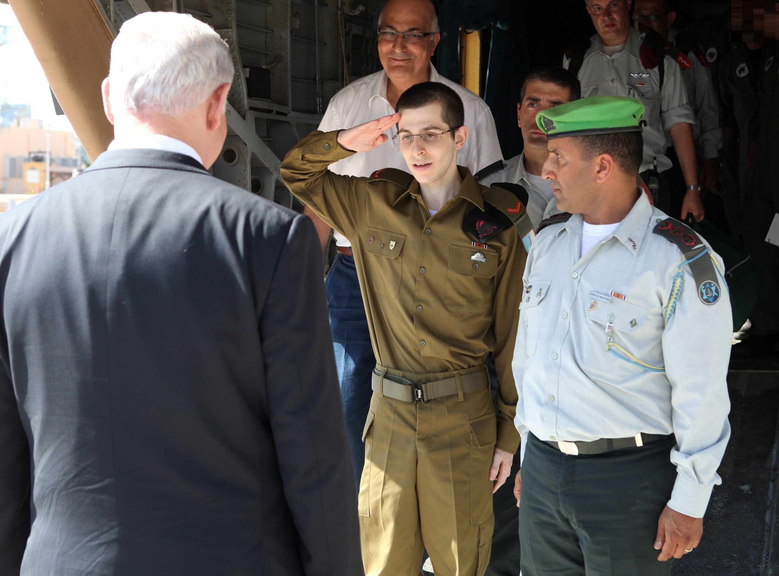 Gilad Szalit uwolniony z palestyńskiej niewoli salutuje przemierowi Benjaminowi Netanyahu