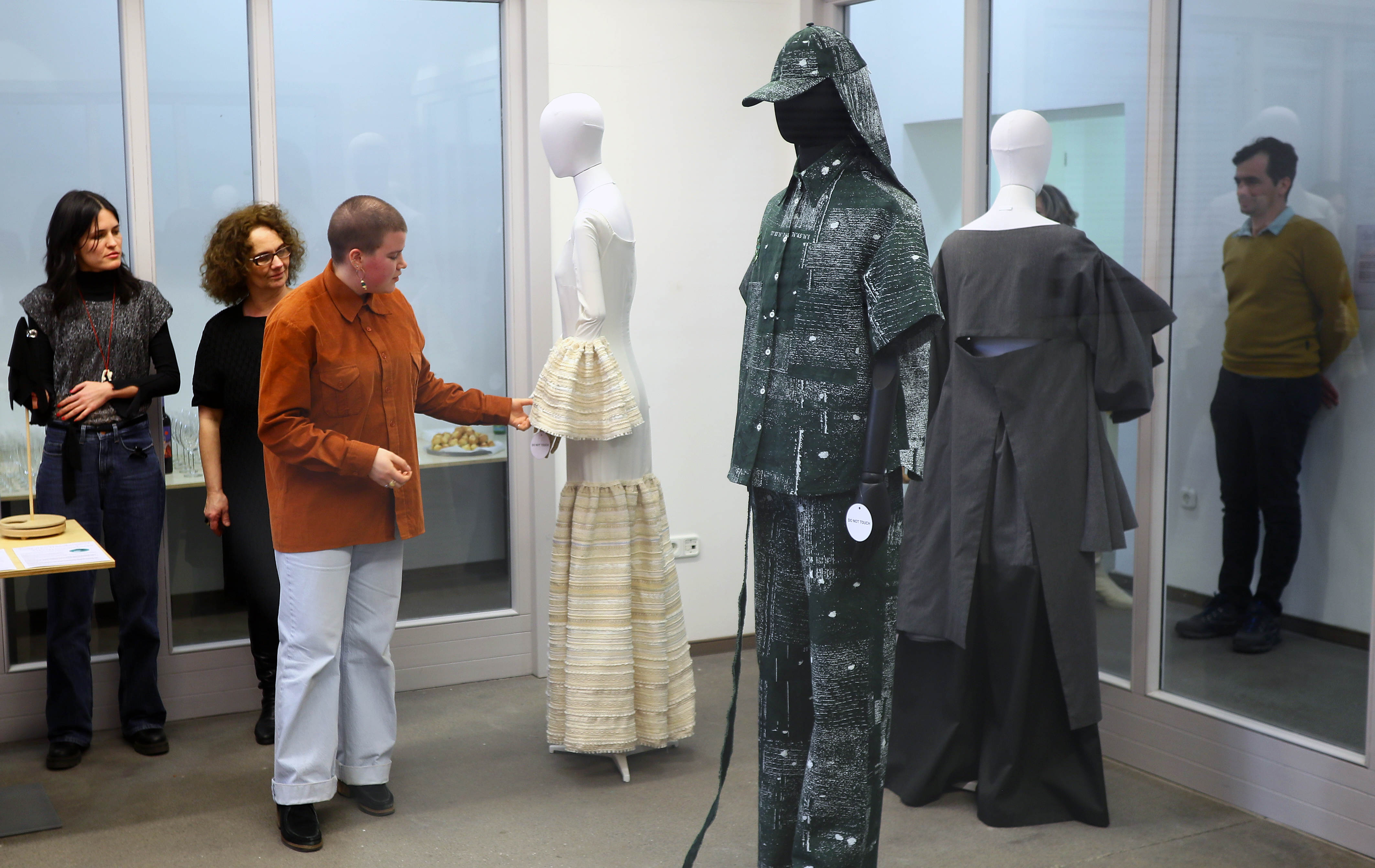 Narancshéjból, banánrostból és kókuszdióból készült ruhákat állítottak ki Budapesten - így néznek ki - fotók