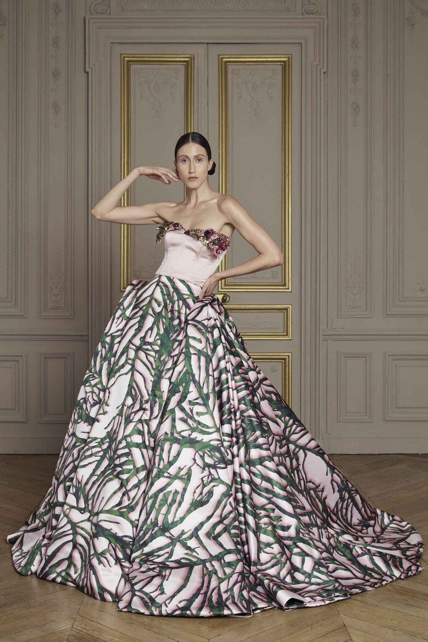 Drapowana suknia z wzorzystego różowego jedwabiu z gorsetem zdobionym haftem / kolekcja Giles Deacon Couture