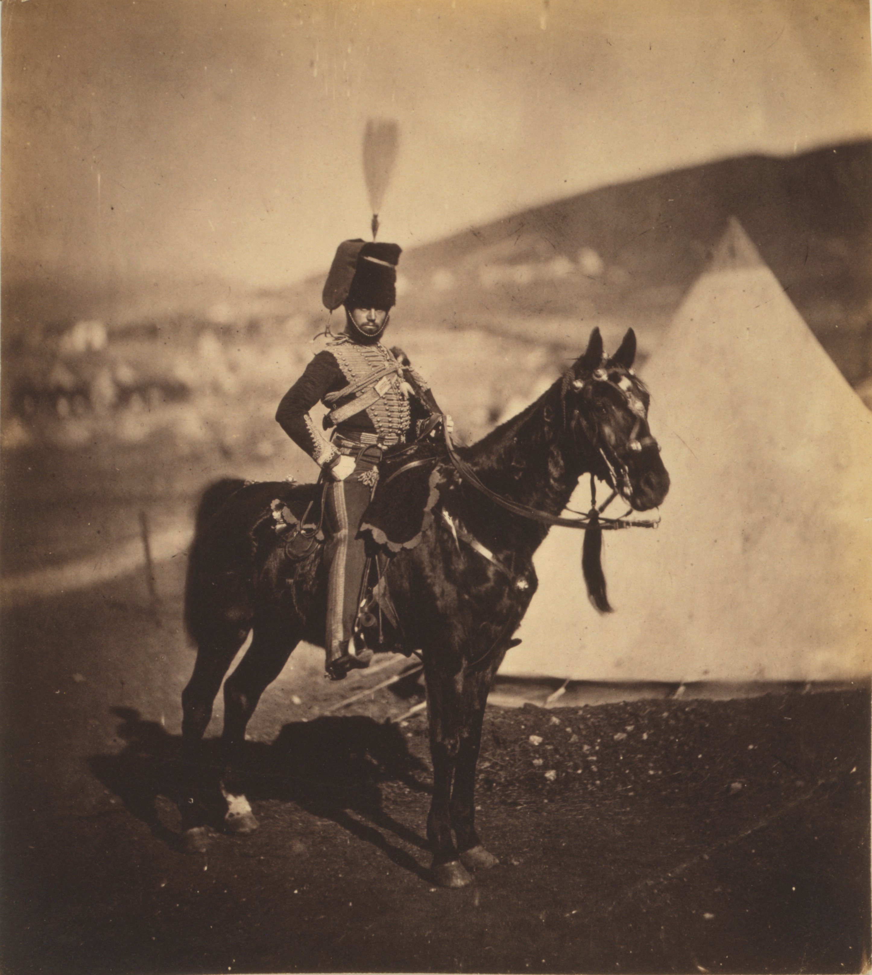Kornet Henry Wilkin z 11 regimentu huzarów, jednego z pięciu regimentów, które wchodziły w skład Lekkiej Brygady. Wilkin wziął udział w szarży pod Bałakławą. Zdjęcie wykonano w 1855 roku