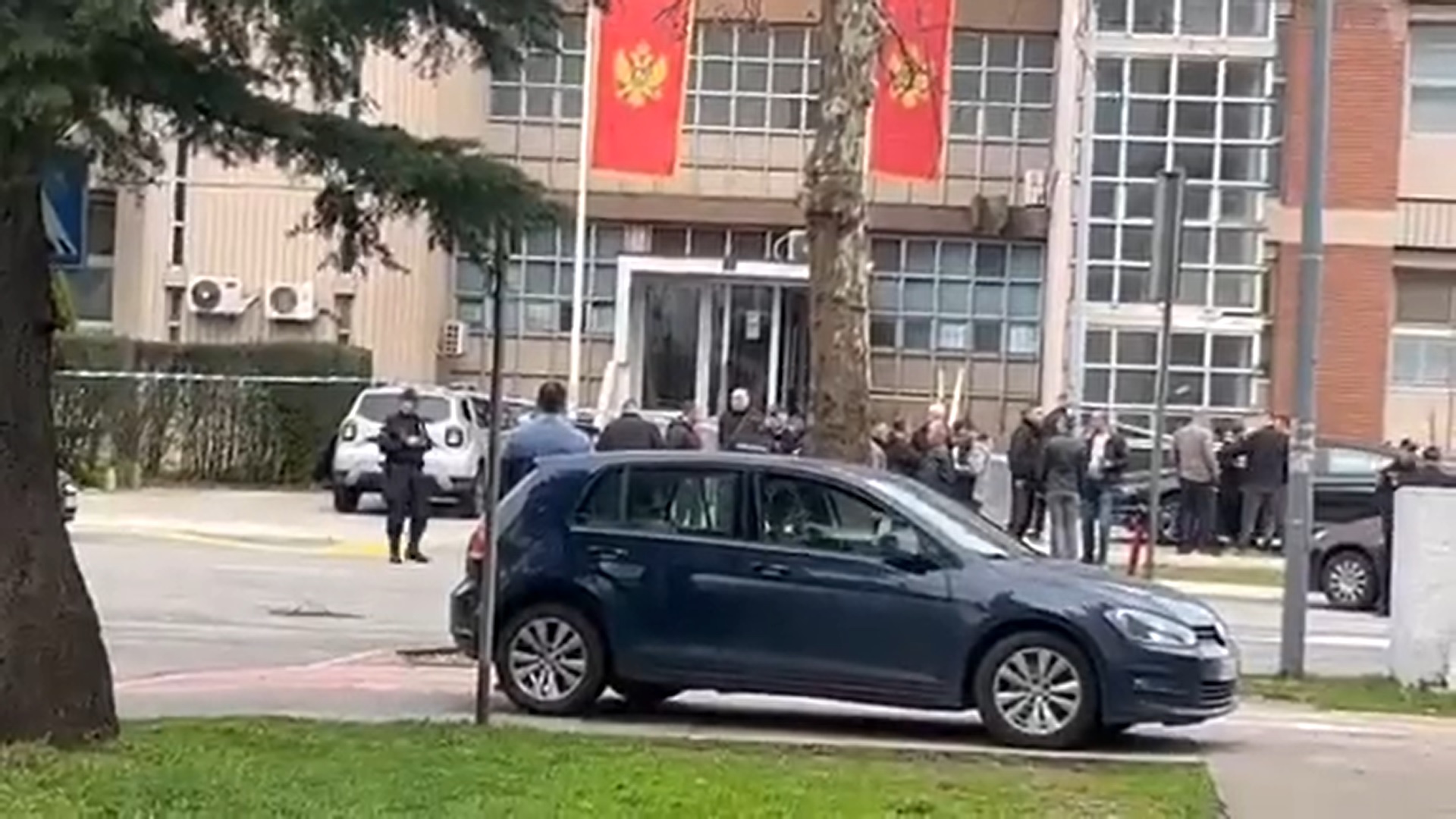 Felrobbantotta magát egy férfi a podgoricai bíróságon – videó