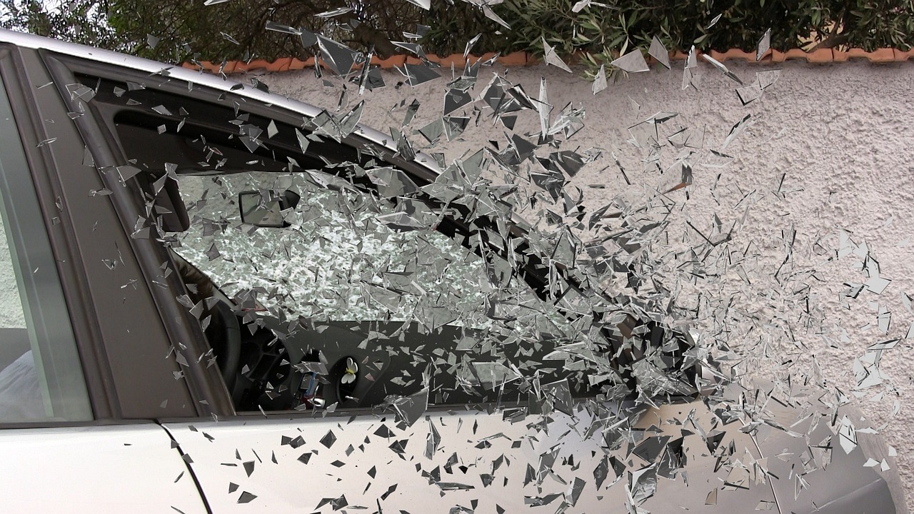 Büntetőfékezett, balesetet okozott, majd azonnal beégett egy agresszív sofőr a 84-es főúton – videó