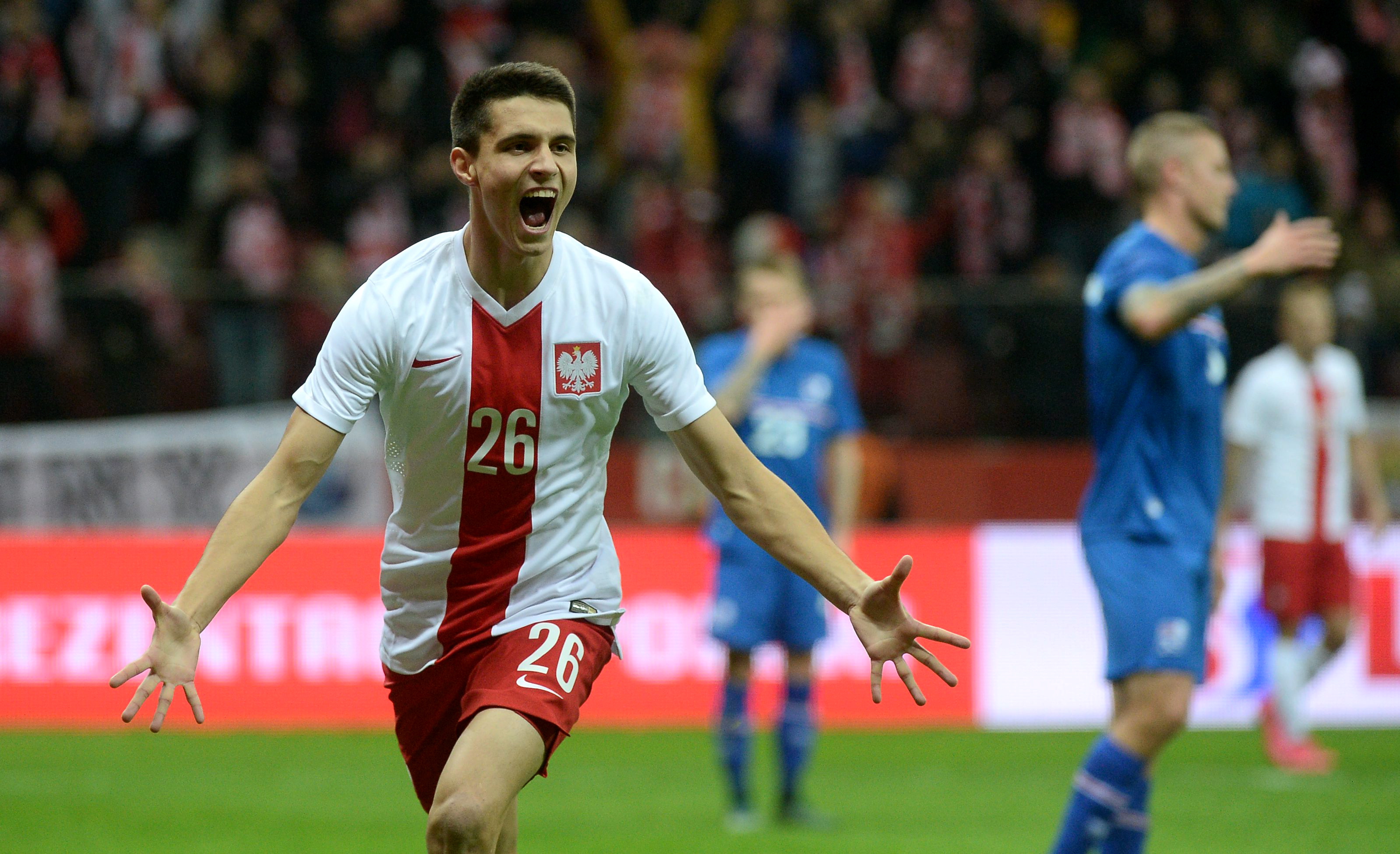 Piłkarz reprezentacji Polski Bartosz Kapustka cieszy się z gola podczas meczu towarzyskiego z Islandią