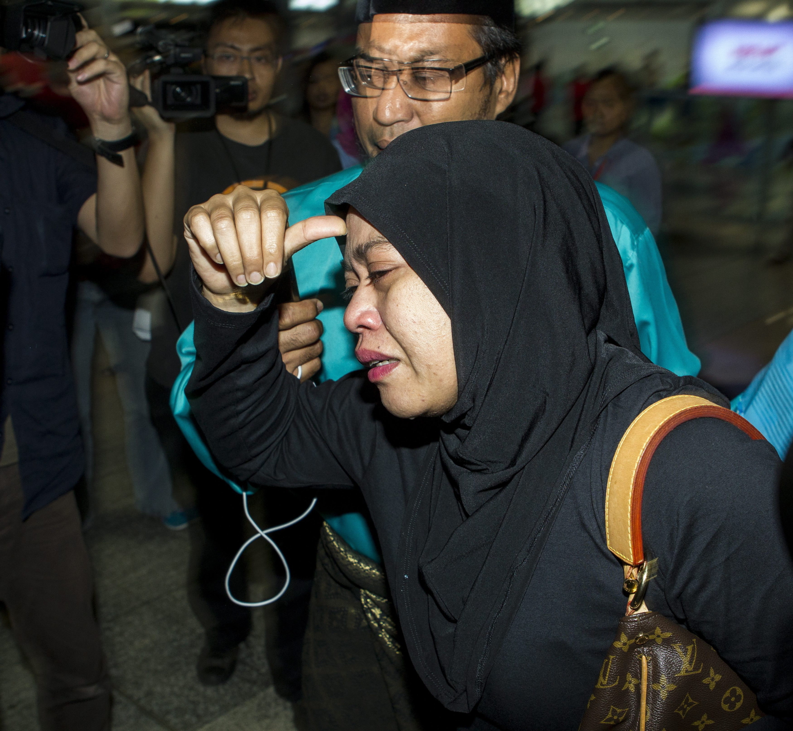 Zrozpaczona kobieta na lotnisku w Kuala Lumpur