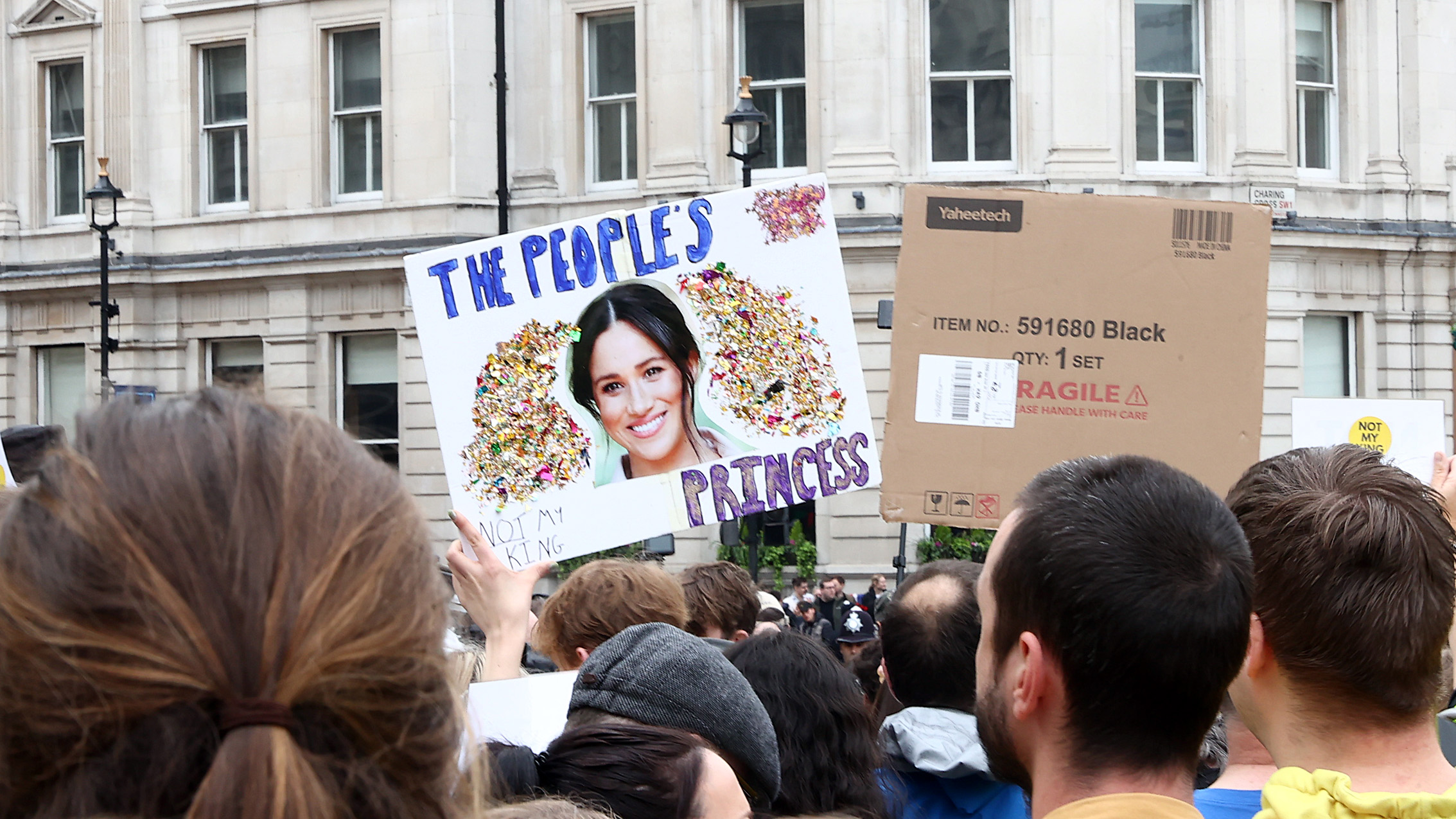 Nem mindenki örül a koronázásnak - tüntetés van nem messze a ceremónia helyszínétől - galéria