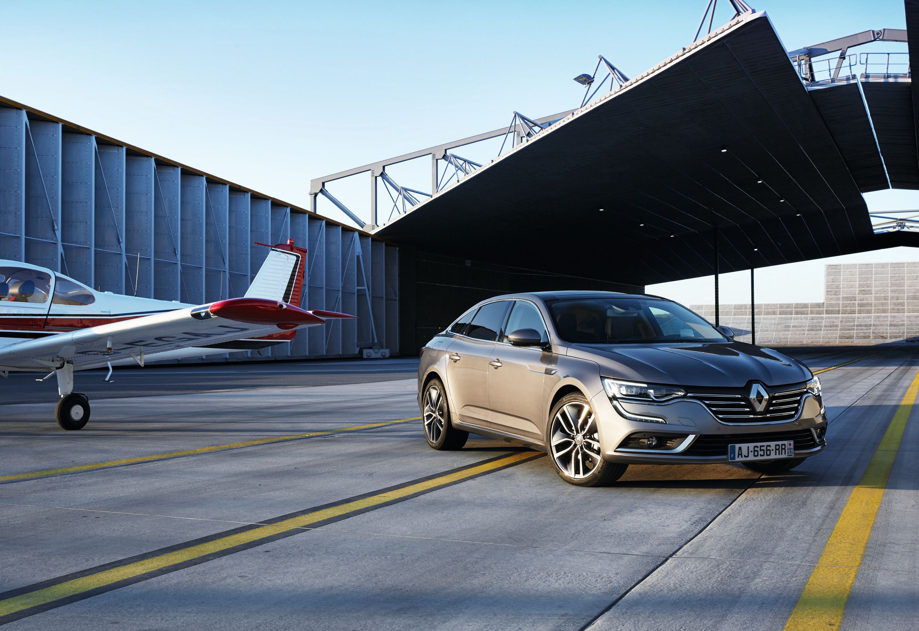 Renault talisman w segmencie D zastąpi lagunę i powalczy o kieszenie kierowców z takim starymi wyjadaczami jak volkswagen passat czy for mondeo. Francuska nowość w odróżnieniu do poprzednika nie jest liftbackiem, a klasycznym sedanem.