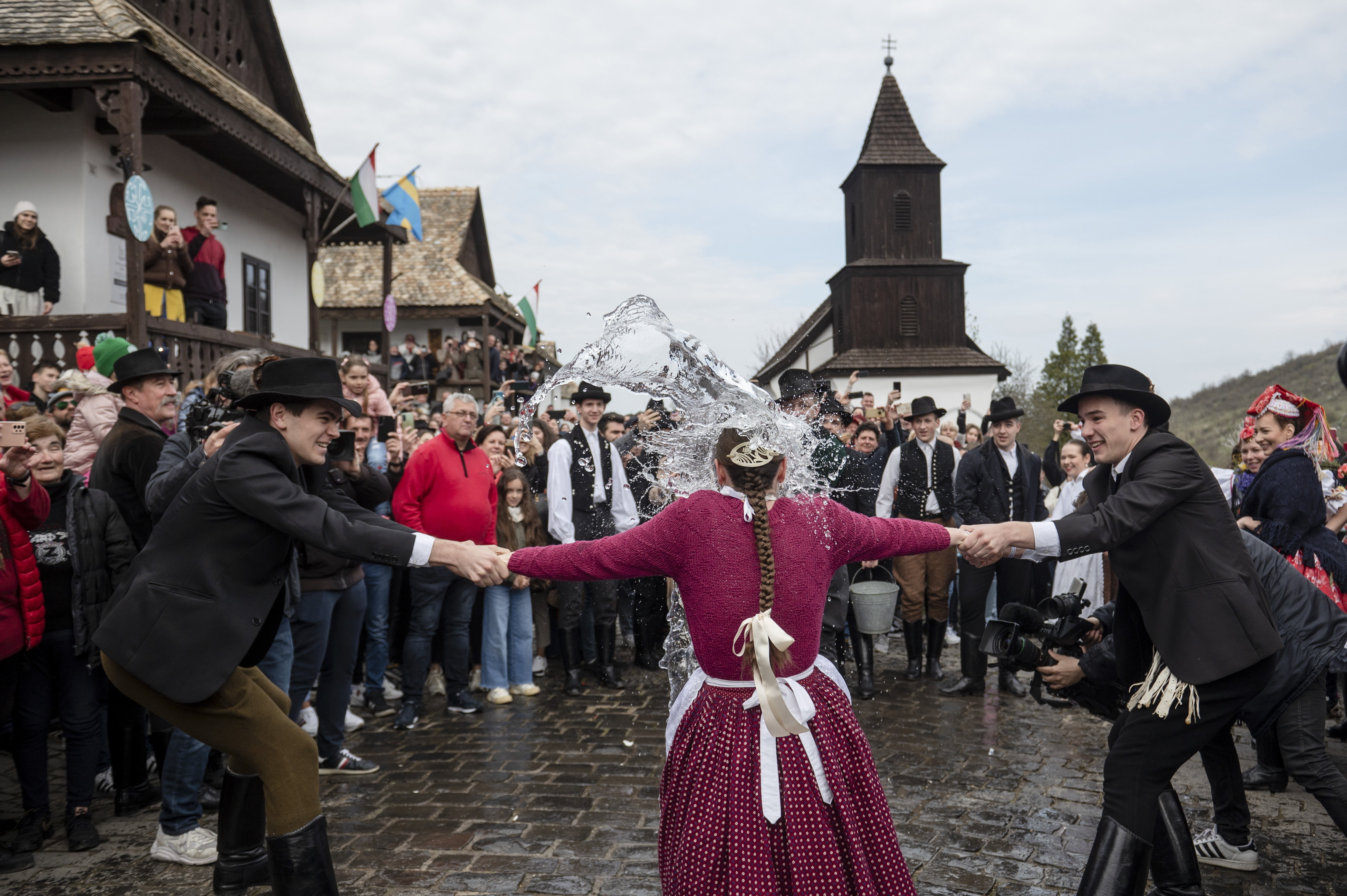 Lány nem maradt szárazon! Hollókőn megelevenedtek a kellemetlen húsvéti hagyományok – galéria