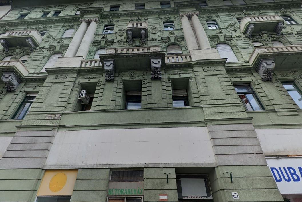 Borzalom Budapesten: a Blaha Lujza térnél vetett véget az életének egy fiatal – András a buszsávra zuhant, esélye sem volt túlélni