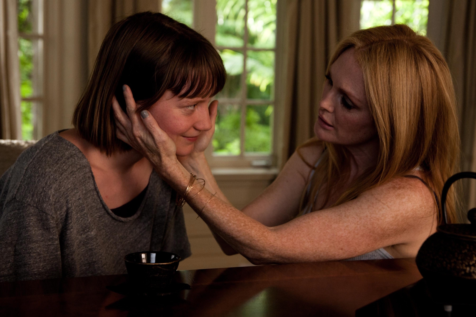 Julianne Moore i Mia Wasikowska w filmie