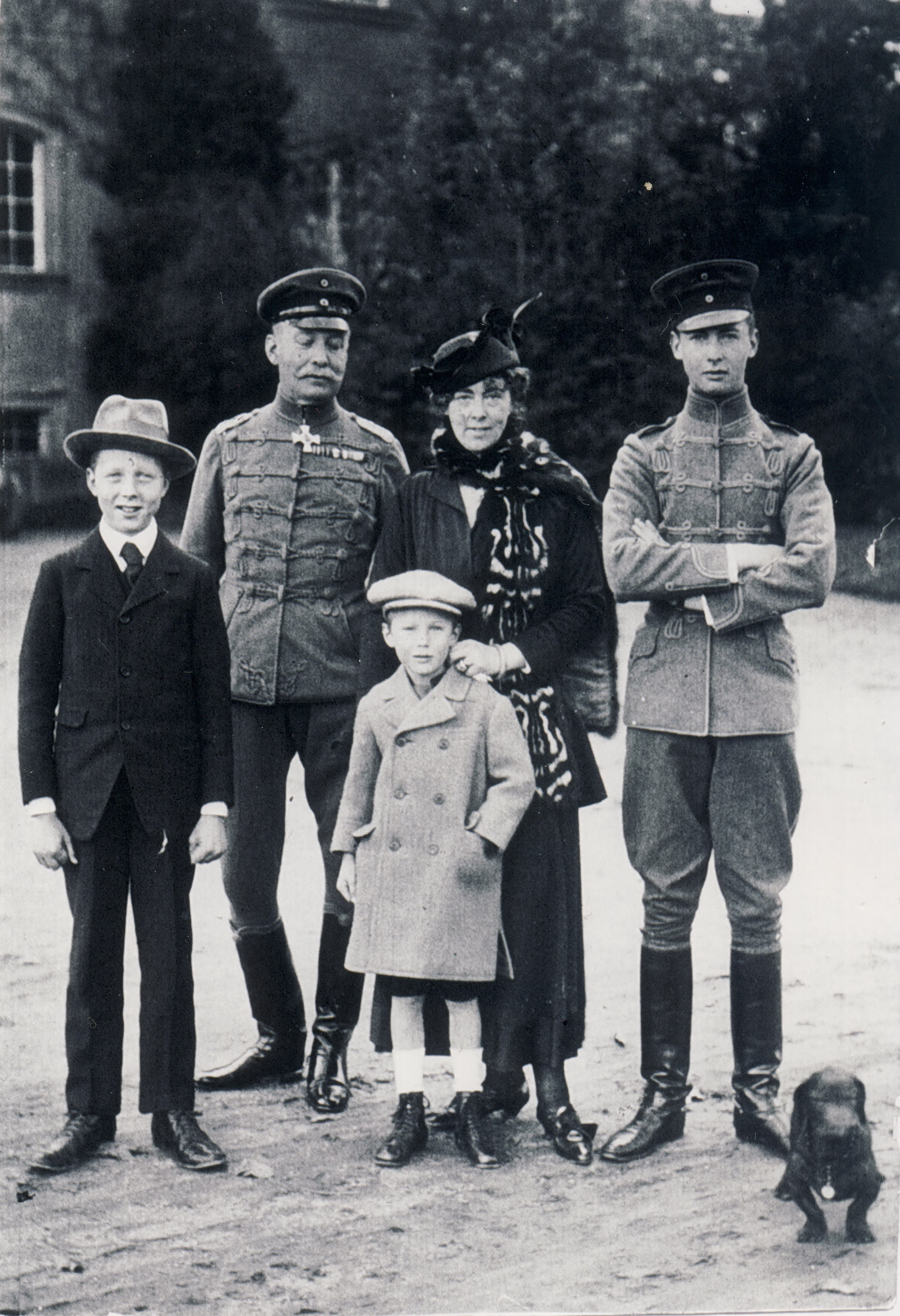 Książęca rodzina Hochberg von Pless. Od lewej stoją: średni syn hrabia Aleksander Lexel, książę Jan Henryk XV, księżna Daisy, przed nią najmłodszy syn – hrabia Bolko oraz dziedzic książę Jan Henryk XVII, Książ, 1916 r.