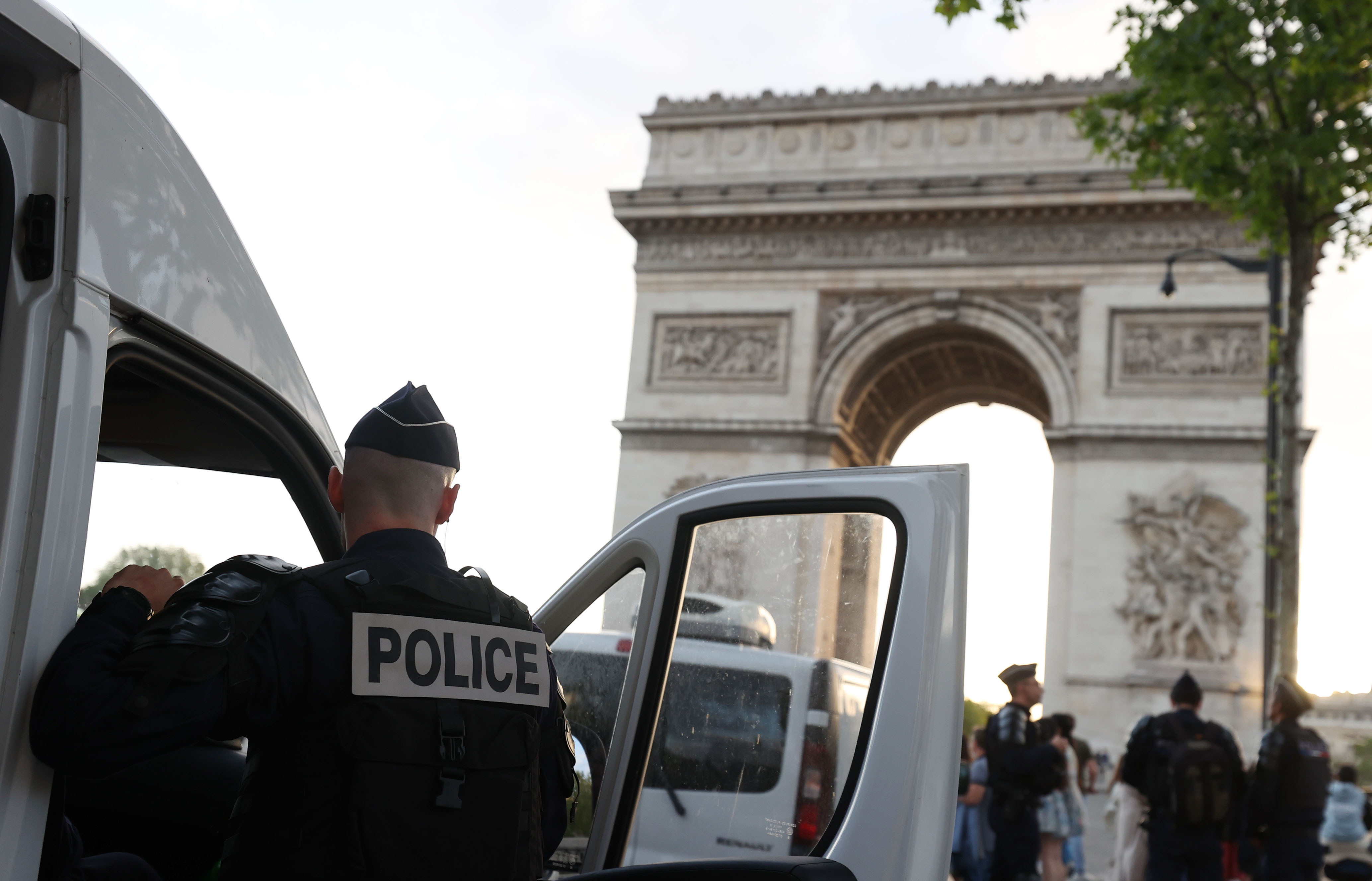 Felfüggesztett börtönre ítélték a francia rendőröket, akik maradandó sérülést okoztak egy embernek egy igazoltatás során