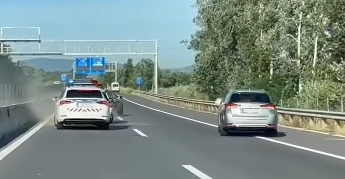 Letartóztatták az M2-esen száguldozó sofőrt, akit a rendőrök szorítottak le az útról