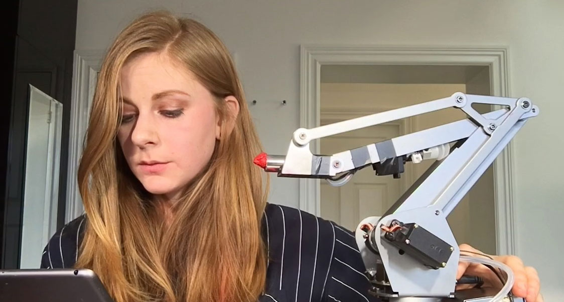 Nézze meg, hogyan sminkel egy robot! - Videó - Blikk