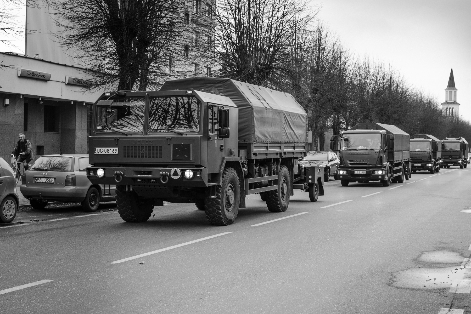 Wojskowy konwój przejeżdża przez Hajnówkę, 27 października 2021 r.