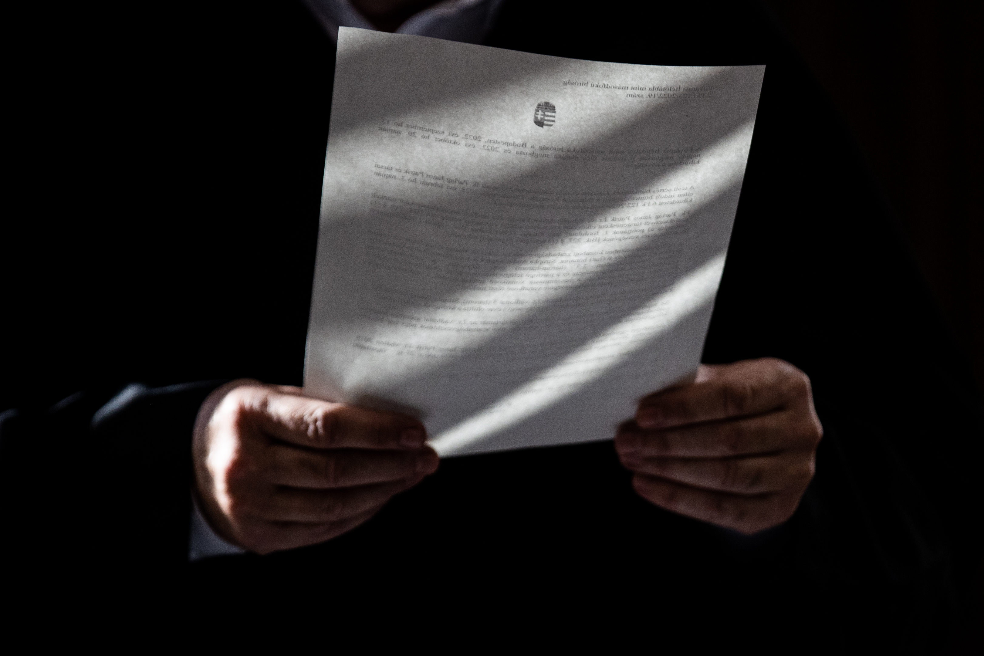 30-as férfi kényszerített szexre egy idős asszonyt, majd ki is rámolta egy esztergomi földes úton