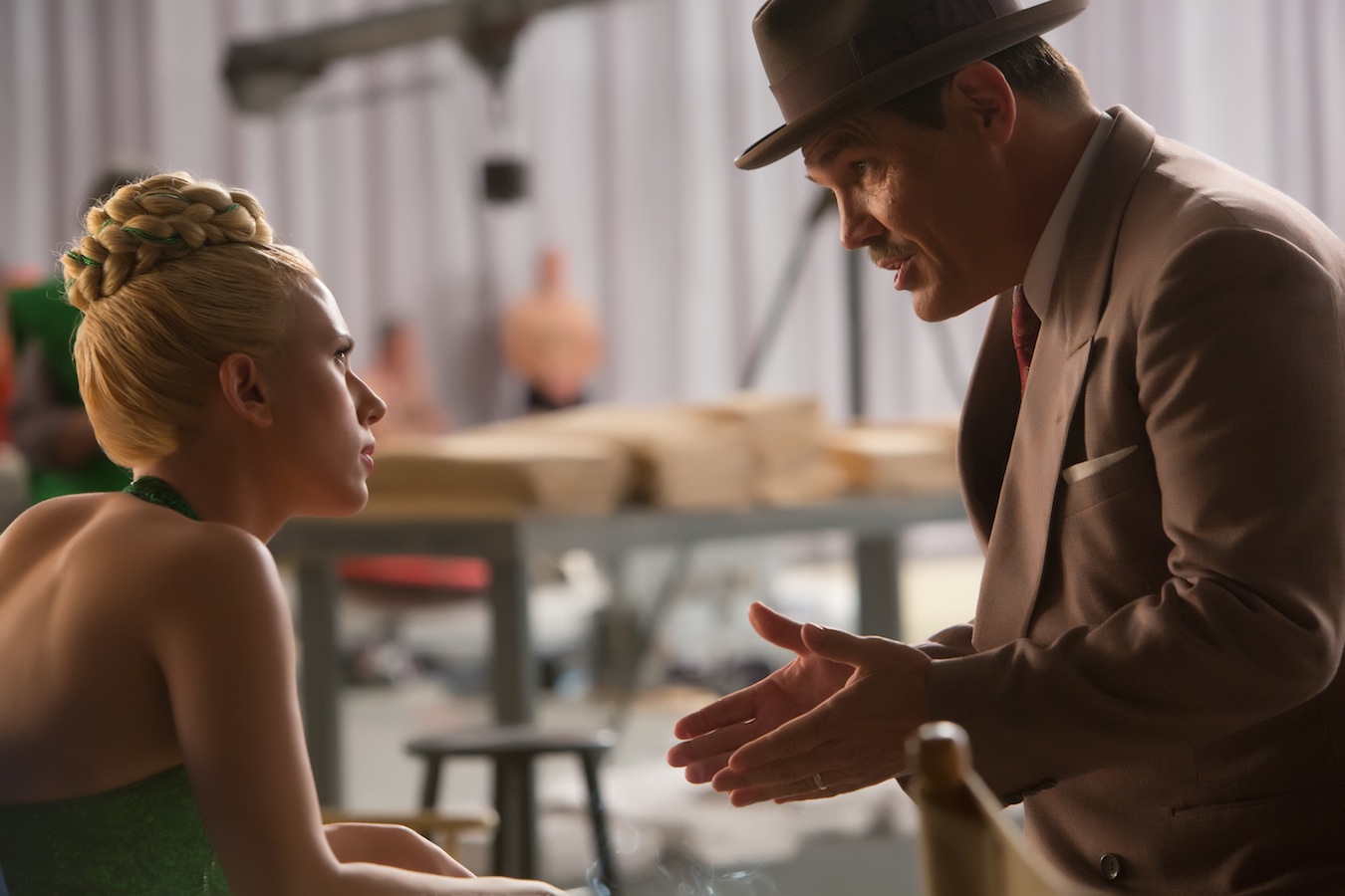 Scarlett Johansson i Josh Brolin w filmie