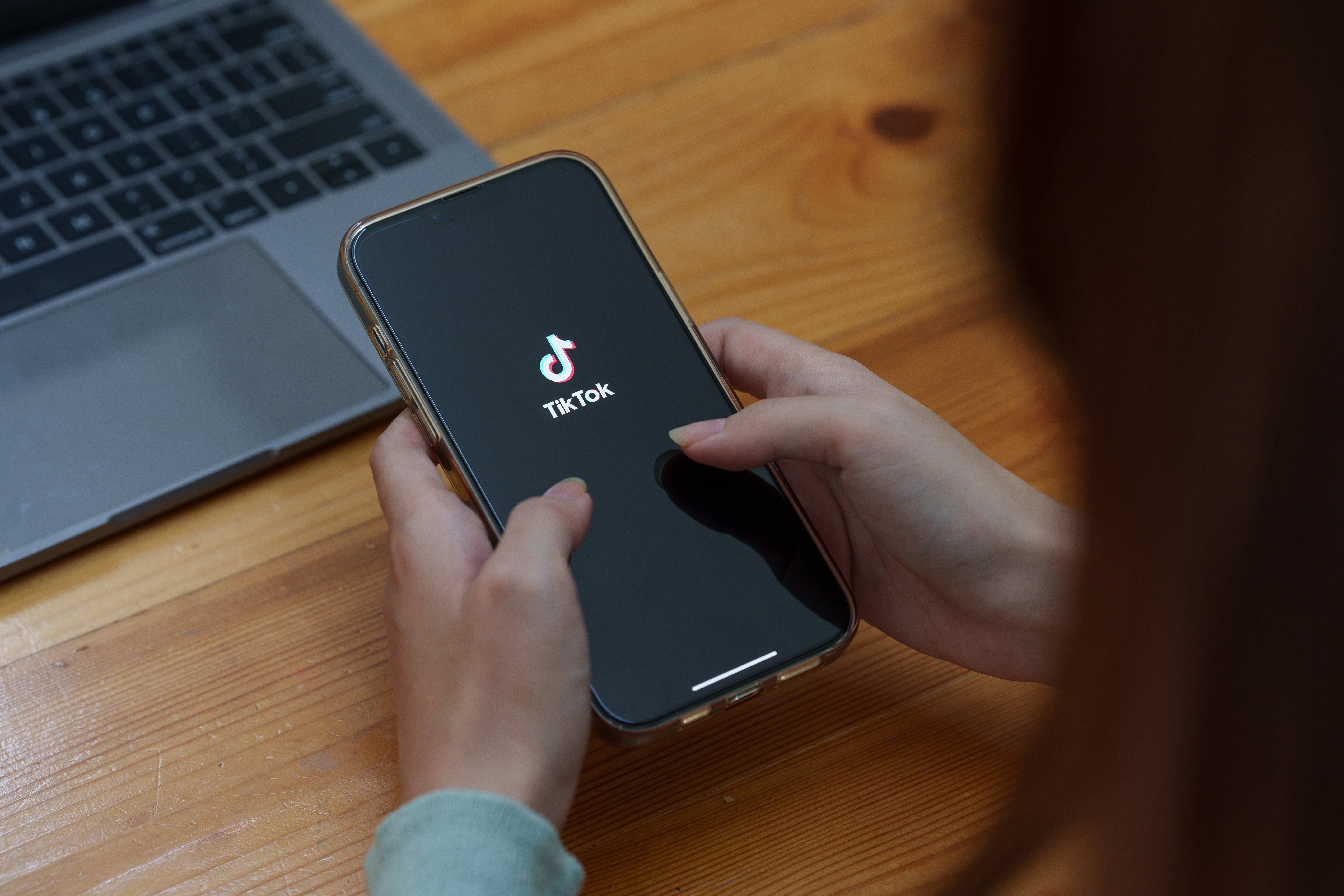 Itt a TikTok nagy bejelentése: minden 18 év alattira vonatkozik!